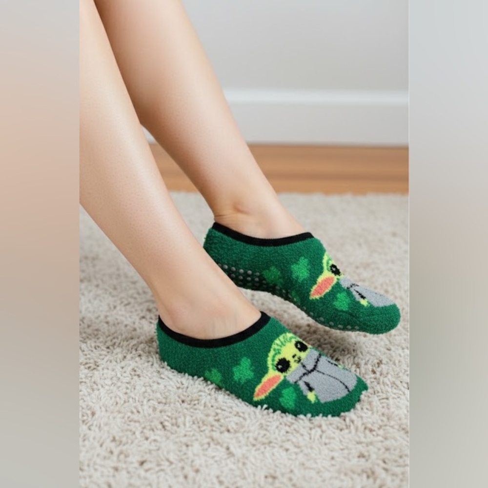 Star‎ Wars The Mandalorian St PatrickWomen's Slip-On socks Liner Grippers Sz4/10
